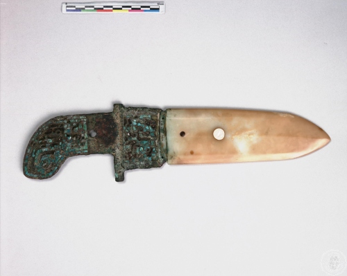 鑲嵌綠松石銅內玉戈