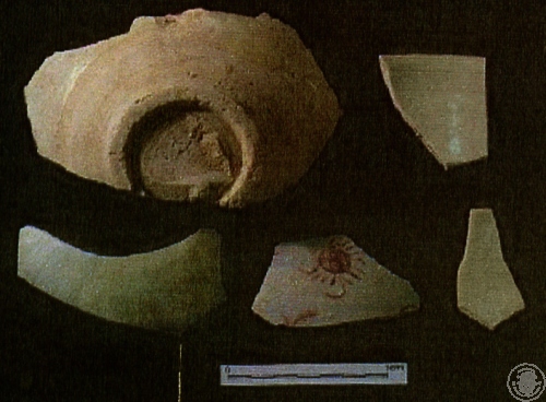 簡筆折枝太陽花紋釉上紅彩瓷碗腹片