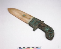 鑲嵌綠松石銅內玉戈