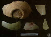 簡筆折枝太陽花紋釉上紅彩瓷碗腹片